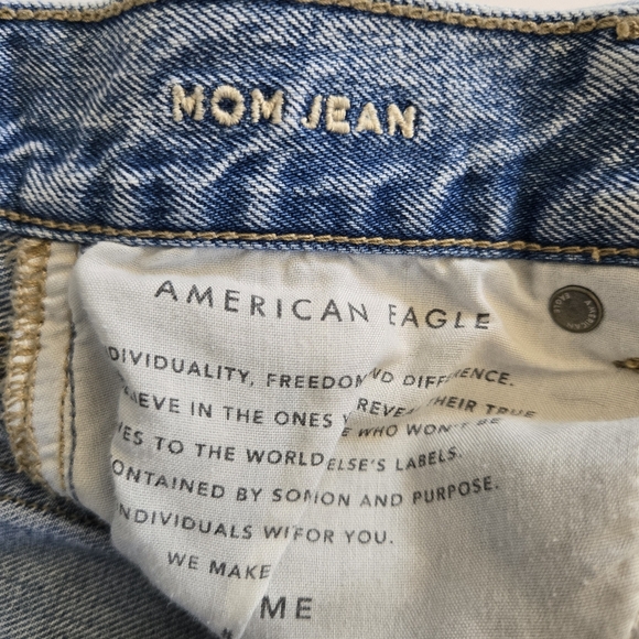 AE Mom jeans distressed acid wash light wash retro 90s y2k jeans size 2/ 27 - Picture 4 of 9